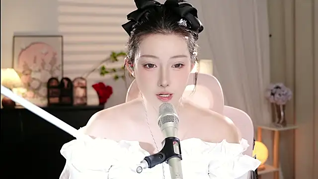 Snapshot of Dou-Dou-er chatting on 10/17/25, 12:52 Dou-Dou-er online show from 10/17/25, 12:52