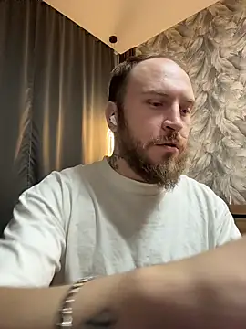 Snapshot of _XxX-XxX_ chatting on 12/18/25, 11:33 XxX-XxX online show from 12/18/25, 11:33