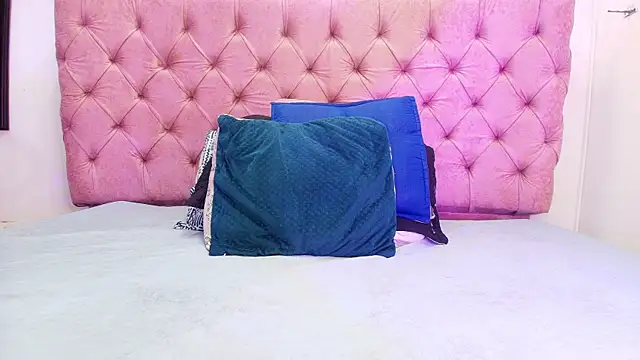 Auroraa miller online show from 09/27/25, 11:59