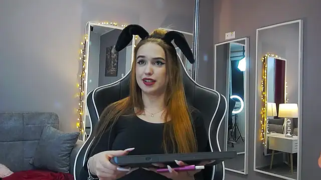 Eva Lovvia  online show from 01/24/25, 12:20