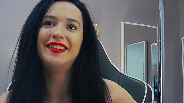 Eva Lovvia  online show from 01/28/25, 12:15