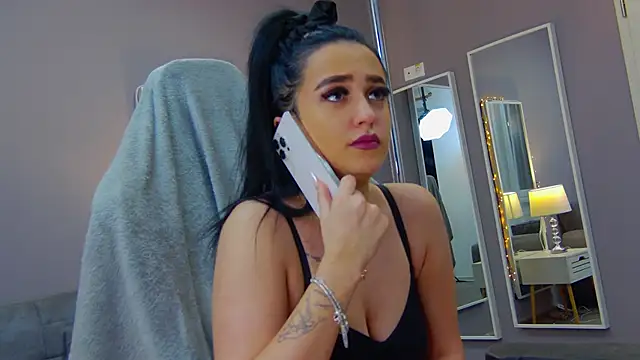 Eva Lovvia  online show from 02/06/25, 10:10