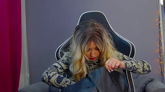 Eva Lovvia  online show from 02/24/25, 07:52