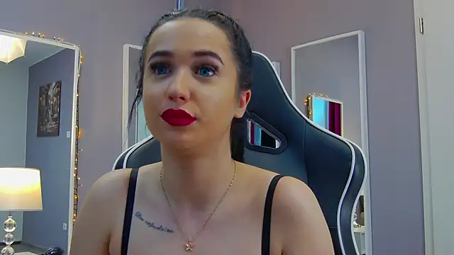 Eva Lovvia  online show from 02/24/25, 10:58