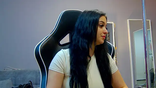 Eva Lovvia  online show from 03/11/25, 06:30