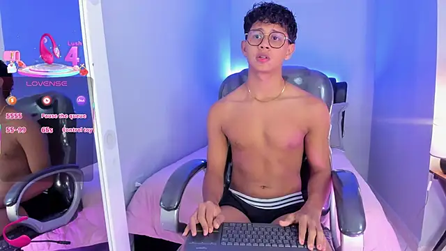 Snapshot of Dawn16_ chatting on 11/30/25, 01:59 Dawn16 online show from 11/30/25, 01:59