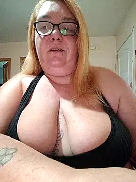 Snapshot of diosacurvy1984 chatting on 10/17/25, 08:17 diosacurvy1984 online show from 10/17/25, 08:17