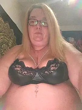 Snapshot of diosacurvy1984 chatting on 11/05/25, 10:54 diosacurvy1984 online show from 11/05/25, 10:54