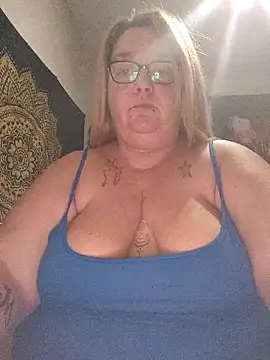 Snapshot of diosacurvy1984 chatting on 11/30/25, 10:36 diosacurvy1984 online show from 11/30/25, 10:36