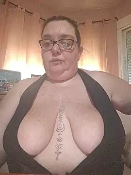 Snapshot of diosacurvy1984 chatting on 12/15/25, 10:52 diosacurvy1984 online show from 12/15/25, 10:52