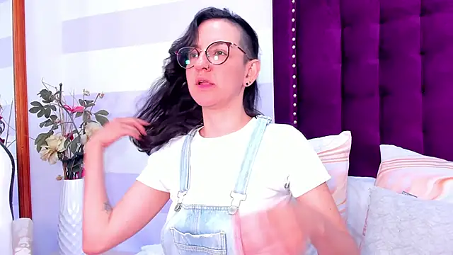 Snapshot of ana_liebert chatting on 02/25/25, 01:06 ana liebert online show from 02/25/25, 01:06