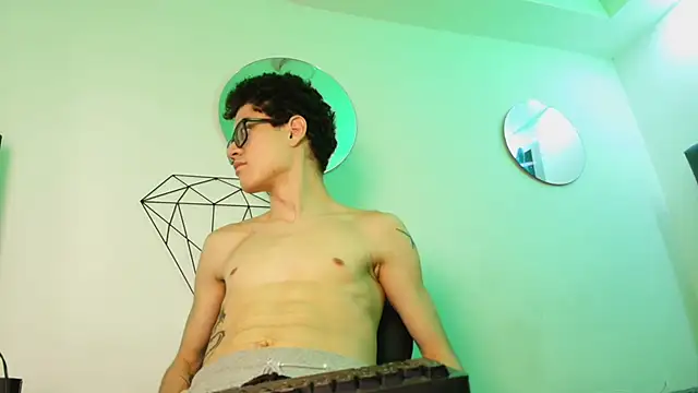 Snapshot of wolfandsky chatting on 11/19/25, 12:05 wolfandsky online show from 11/19/25, 12:05