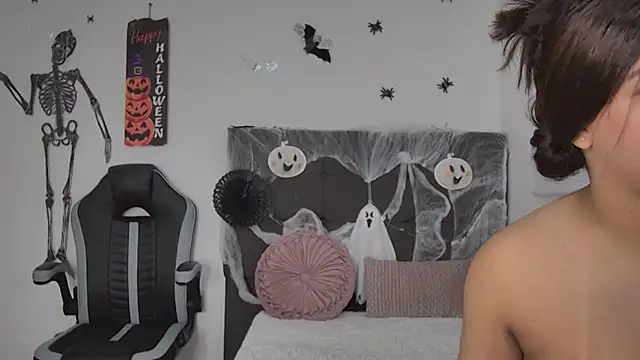 AmandaBrooks 18 online show from 10/22/25, 12:55