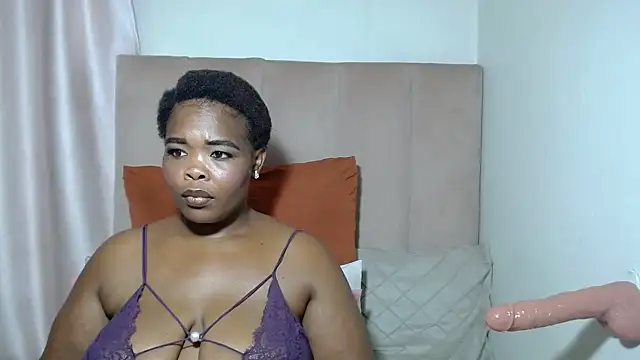 Snapshot of Hazel-nutt chatting on 02/12/25, 07:35 Hazel-nutt online show from 02/12/25, 07:35