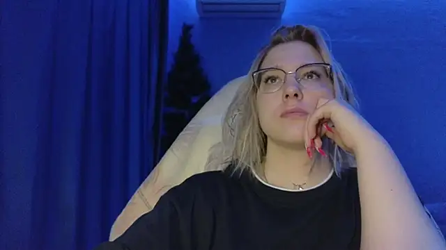 Snapshot of HotBrandyX chatting on 12/14/25, 12:32 HotBrandyX online show from 12/14/25, 12:32