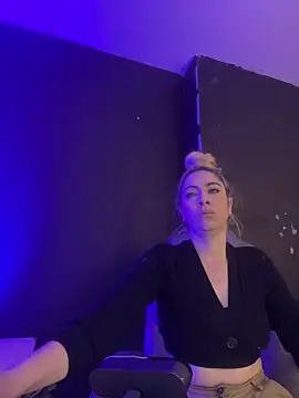 Snapshot of viktoria_davis_ chatting on 03/06/25, 11:42 viktoria davis online show from 03/06/25, 11:42