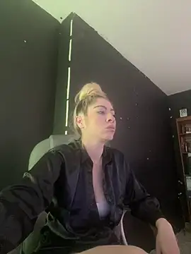 Snapshot of viktoria_davis_ chatting on 03/08/25, 10:56 viktoria davis online show from 03/08/25, 10:56