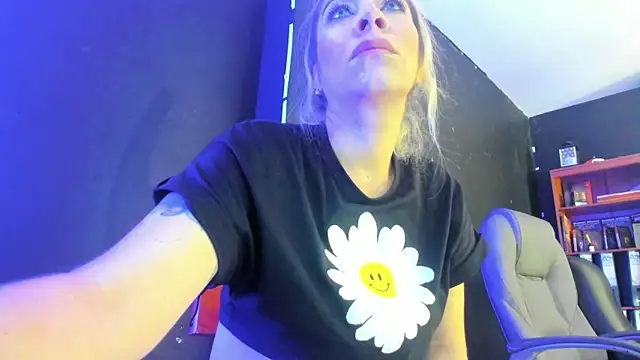 Snapshot of viktoria_davis_ chatting on 03/10/25, 10:02 viktoria davis online show from 03/10/25, 10:02
