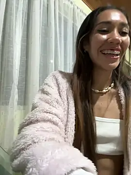 Snapshot of zoe_storm chatting on 06/04/26, 12:49 zoe storm online show from 06/04/26, 12:49