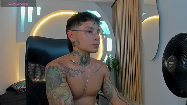 Snapshot of tattokoi chatting on 01/19/25, 01:43 tattokoi online show from 01/19/25, 01:43