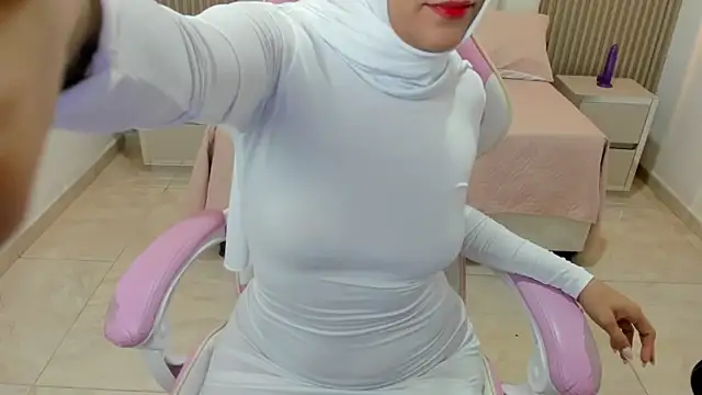 Snapshot of Zulema_hamdi chatting on 03/12/25, 06:18 Zulema hamdi online show from 03/12/25, 06:18