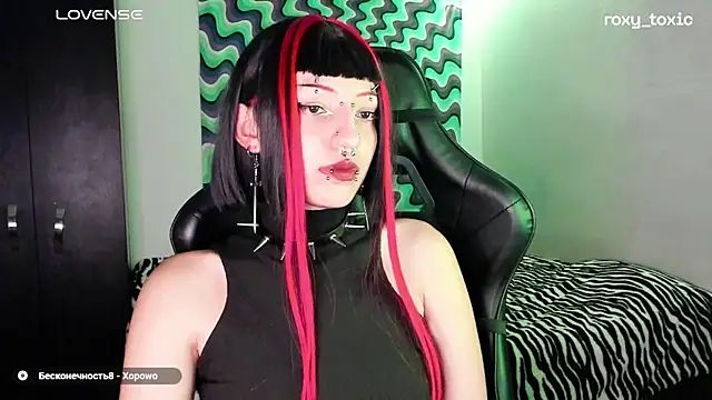 Snapshot of roxy_toxic chatting on 03/06/25, 03:46 roxy toxic online show from 03/06/25, 03:46