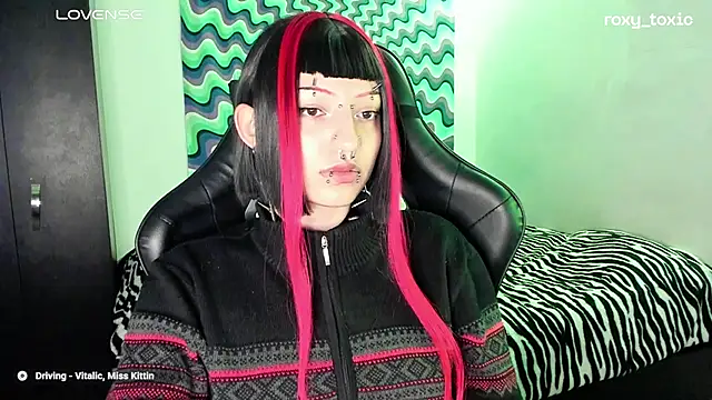 Snapshot of roxy_toxic chatting on 03/07/25, 01:42 roxy toxic online show from 03/07/25, 01:42