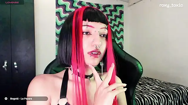 Snapshot of roxy_toxic chatting on 03/11/25, 01:48 roxy toxic online show from 03/11/25, 01:48