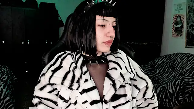Snapshot of roxy_toxic chatting on 12/17/25, 02:28 roxy toxic online show from 12/17/25, 02:28