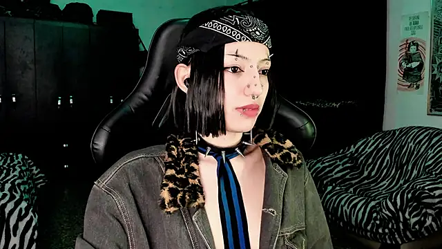 Snapshot of roxy_toxic chatting on 12/19/25, 02:07 roxy toxic online show from 12/19/25, 02:07