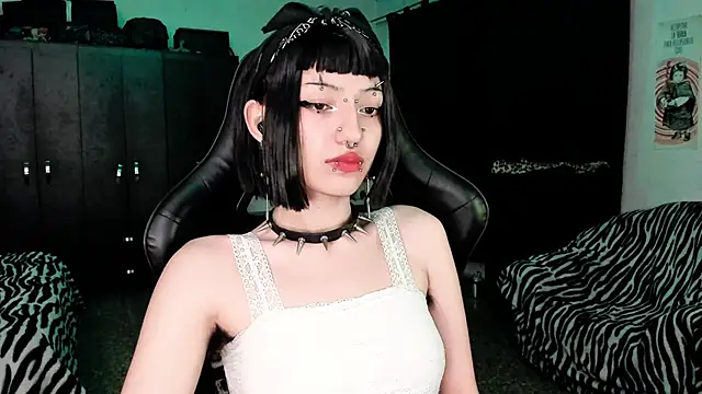 Snapshot of roxy_toxic chatting on 01/08/26, 02:47 roxy toxic online show from 01/08/26, 02:47