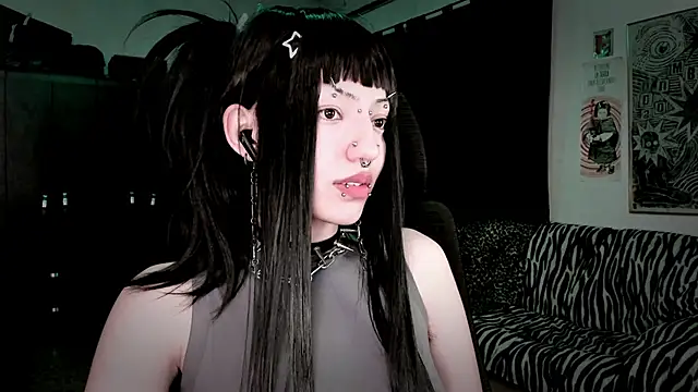 Snapshot of roxy_toxic chatting on 03/04/26, 01:33 roxy toxic online show from 03/04/26, 01:33