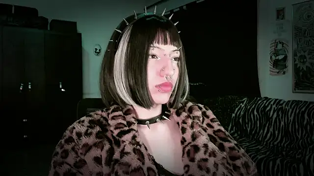 Snapshot of roxy_toxic chatting on 05/14/26, 12:17 roxy toxic online show from 05/14/26, 12:17