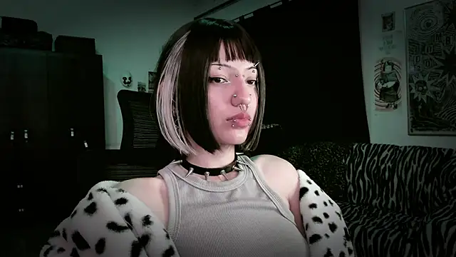 Snapshot of roxy_toxic chatting on 05/15/26, 10:50 roxy toxic online show from 05/15/26, 10:50