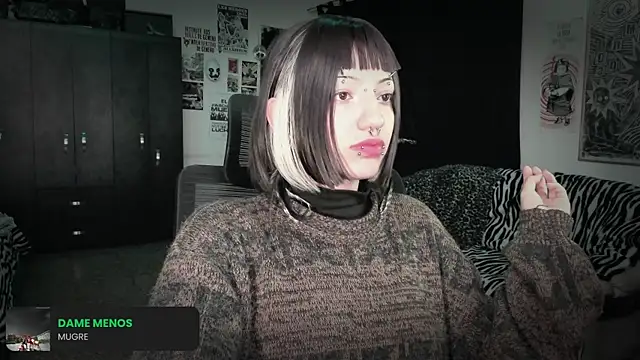 Snapshot of roxy_toxic chatting on 06/09/26, 12:44 roxy toxic online show from 06/09/26, 12:44