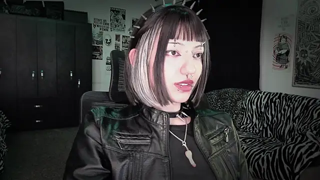 Snapshot of roxy_toxic chatting on 06/11/26, 02:00 roxy toxic online show from 06/11/26, 02:00