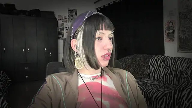 Snapshot of roxy_toxic chatting on 07/07/26, 01:19 roxy toxic online show from 07/07/26, 01:19