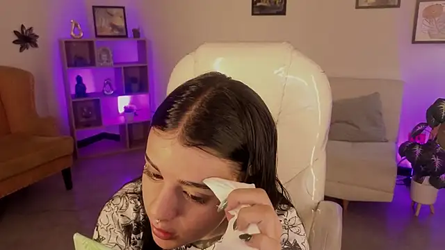 Nicole Foxx  online show from 11/15/25, 08:05