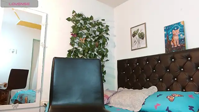 Snapshot of SophiaJohnson_17 chatting on 11/03/25, 08:32 SophiaJohnson 17 online show from 11/03/25, 08:32