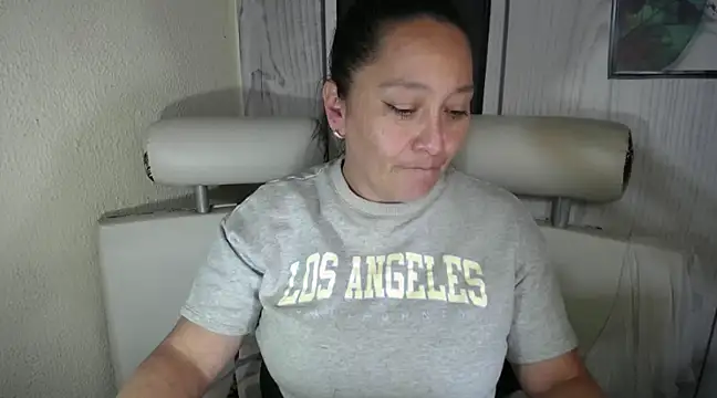 Snapshot of JULIANAWET69 chatting on 02/14/25, 01:56 JULIANAWET69 online show from 02/14/25, 01:56