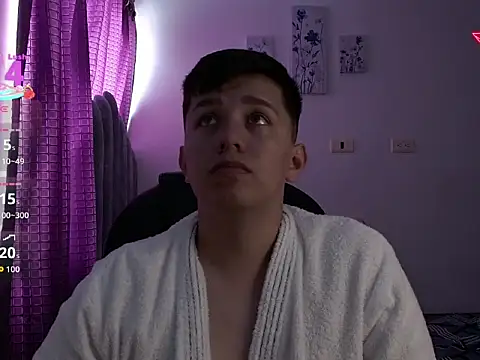 Snapshot of Alan_red chatting on 09/08/25, 03:44 Alan red online show from 09/08/25, 03:44