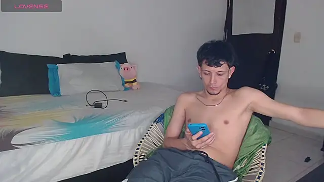 Snapshot of cute_mathew chatting on 03/18/25, 12:49 cute mathew online show from 03/18/25, 12:49