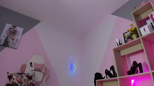 RayaCarr  online show from 10/21/25, 12:39