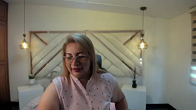 maylinlee online show from 02/18/25, 07:41