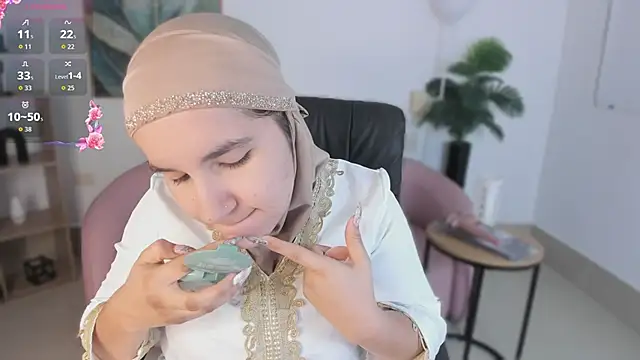 Snapshot of Ayha_khalaf chatting on 09/26/25, 01:09 Ayha khalaf online show from 09/26/25, 01:09