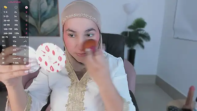 Snapshot of Ayha_khalaf chatting on 10/02/25, 01:23 Ayha khalaf online show from 10/02/25, 01:23