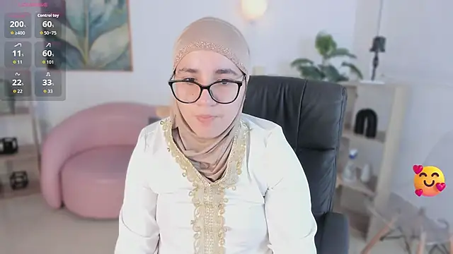 Snapshot of Ayha_khalaf chatting on 10/14/25, 01:06 Ayha khalaf online show from 10/14/25, 01:06