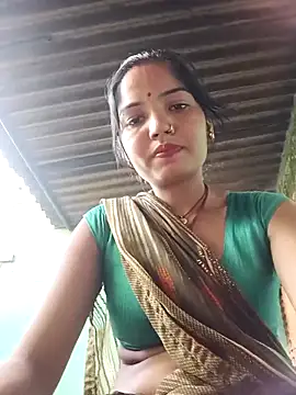 Snapshot of Bhuvi_Bedi chatting on 03/11/25, 11:55 Bhuvi Bedi online show from 03/11/25, 11:55