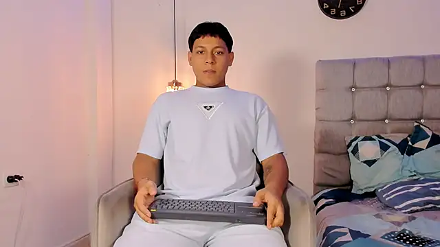 Snapshot of Tylerdrdn chatting on 11/09/25, 06:12 Tylerdrdn online show from 11/09/25, 06:12