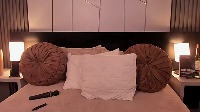 Snapshot of fiorella_paris chatting on 11/25/25, 03:50 fiorella paris online show from 11/25/25, 03:50